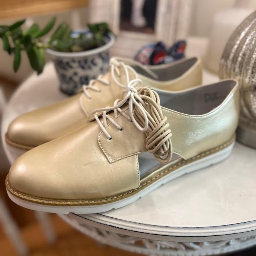 NWOT White Mountain Timmy Tie Cut Out Loafers in Gold - Size 10